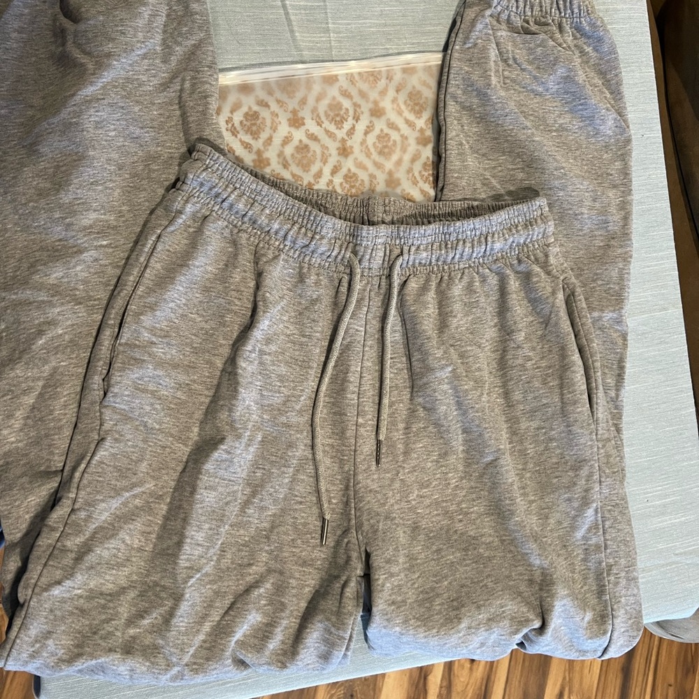 Women’s grey cuffed sweatpants size small